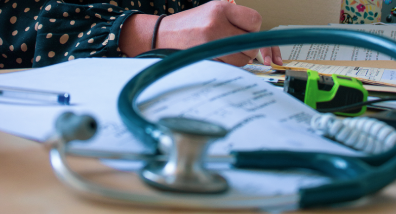 comede medecin accueillant